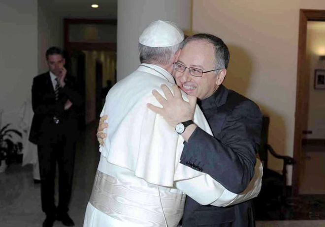 Papa_spadaro_abraco