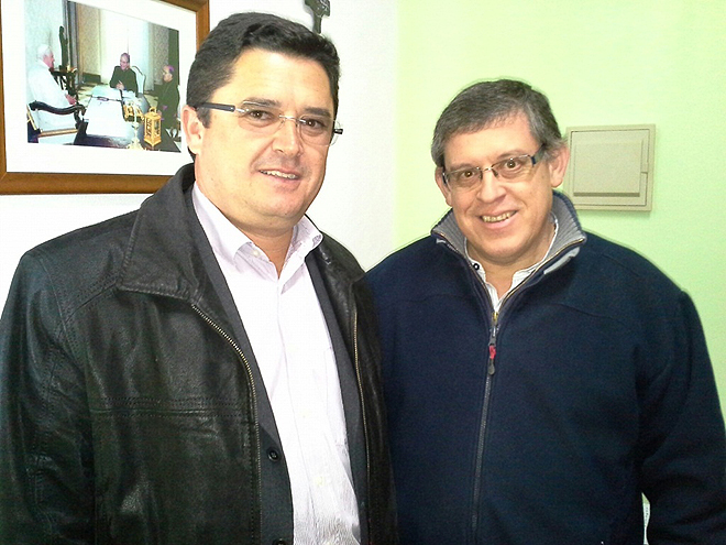 O presidente da Câmara de Alcoutim, Osvaldo Gonçalves, e o presidente do Centro Paroquial de Marim Longo, diácono Albino Martins