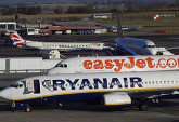 Ryanair-and-easyJet-plane_dq
