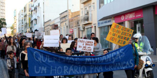 Pais e alunos protestaram contra novos horários em escolas do ensino básico de Faro