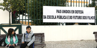 Pais de alunos de escolas de agrupamento do concelho de Faro manifestam-se contra falta de auxiliares