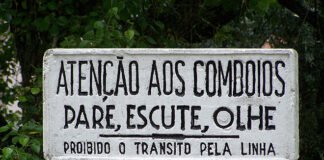 Motociclista morre abalroado por comboio em Estômbar