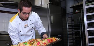 Bolo-rei gigante regressa a Olhão com sabor a alfarroba e chocolate negro