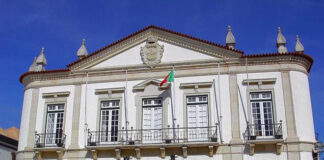 Câmara de Faro aprova orçamento para 2016 com único voto favorável do presidente