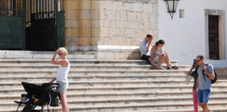 Turista que visita Faro é jovem, europeu, licenciado e não gasta mais de 100 euros por dia