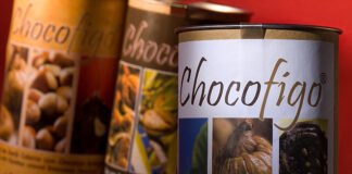Família algarvia conquista mercados ao cobrir com chocolate belga produtos regionais