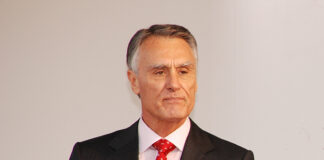 Cavaco Silva doa mais de cinco mil livros à biblioteca de Loulé