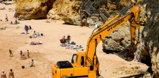 Autoridades fazem derrocadas controladas em praias de Albufeira a 10 dias da época balnear