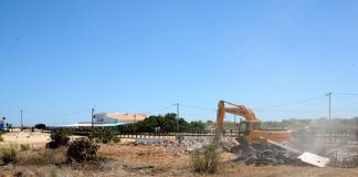 Câmara de Castro Marim demoliu edifício degradado na praia de Altura