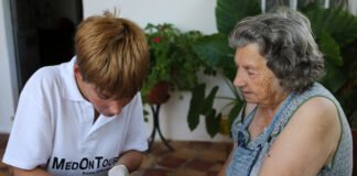 Estudantes universitários de medicina promovem saúde porta-a-porta em Albufeira