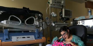 Mãe italiana de prematuro nascido em Faro promete regressar ao hospital que o salvou