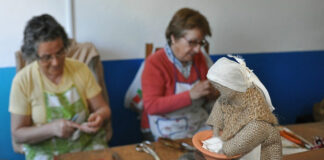 Artesãs retratam pessoas de Martim Longo com bonecas de juta, há 28 anos