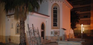 Duas empresas querem ajudar na obra da igreja de Armação de Pêra que teve início há duas semanas