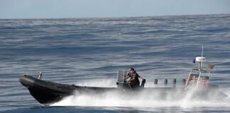 Embarcação de pesca encalhada em Quarteira, sem feridos