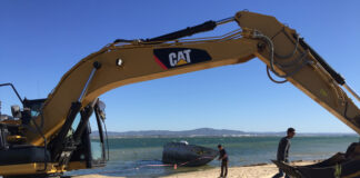 Veleiro abandonado há cinco anos retirado da Ilha da Culatra