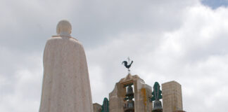 De porteiro de discoteca a padre