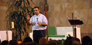 Padre brasileiro veio ao Algarve pedir aos católicos que combatam a murmuração