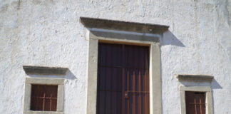 Ermida de Nossa Senhora do Pilar com porta contra o vandalismo
