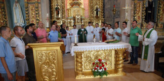 Acólitos das suas antigas paróquias quiseram celebrar 30 anos de sacerdócio do cónego César Chantre