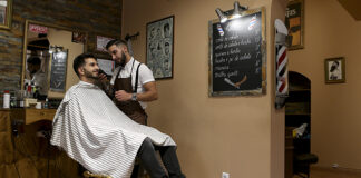 Nova geração faz renascer barbearias à moda antiga no Algarve