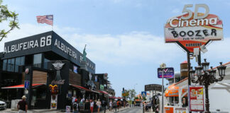 Rua da Oura é quase uma mini Las Vegas que atrai turistas e excessos