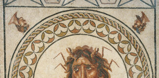 Mosaico romano do deus Oceano exposto em Faro proposto como Tesouro Nacional
