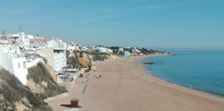 Câmara de Albufeira garante que obra de apoio na praia do Peneco cumpre ordenamento do território