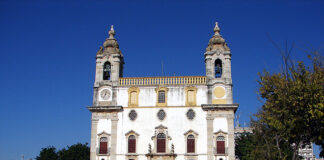 Altares da igreja do Carmo em Faro estão a ser restaurados