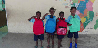 Mochilas oferecidas por alunos de Olhão para São Tomé e Príncipe já chegaram aos destinatários