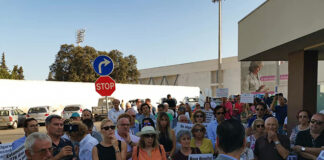 Meia centena de pessoas manifestou-se à porta de hospital de Faro