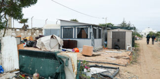 Ocupantes contrariados e resignados abandonaram parque de campismo da praia de Faro