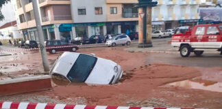 Insólito: Solo “engole” carro em Olhão devido ao rebentamento de uma conduta