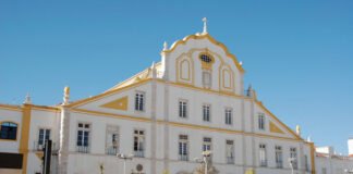Retábulo e frescos do altar-mor da igreja do Colégio estão em obras e vão ser inauguradas