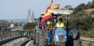 Protesto de agricultores cortou trânsito na autoestrada com ligação ao Algarve