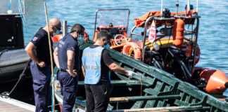 Barco com 22 migrantes intercetado na praia de Vale do Lobo