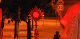 Paróquia de Albufeira promove procissão do Corpo de Deus em cortejo automóvel