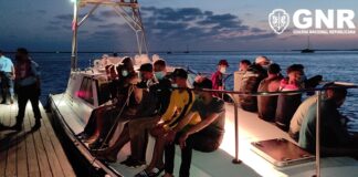 Migrantes que desembarcaram em Faro vão ser transferidos para a prisão do Linhó