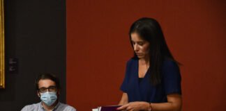 Catálogo da exposição sobre Manuel Martins apresentado pela diretora do Secretariado dos Bens Culturais da Igreja