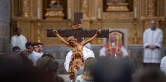Sexta-feira Santa: Bispo do Algarve desejou “que a luz que brota da cruz de Cristo ilumine situações de sofrimento da humanidade” (c/fotorreportagem)