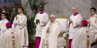 Novo diácono algarvio Bruno Valente foi um dos dois assistentes do Papa na Eucaristia deste domingo