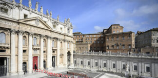 Algarvios participam no funeral do Papa Francisco EPA/RICCARDO ANTIMIANI