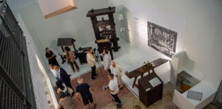 Reabriu na antiga capela do Paço Episcopal a exposição da “Imprensa de Gutenberg e do Pentateuco de Faro”
