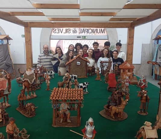 Junta de Freguesia de Silves pediu aos alunos de EMRC para construírem presépio no Mercado Municipal