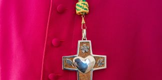 Padres ordenados por D. Manuel Quintas ofereceram-lhe uma cruz peitoral