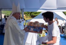 Grupo das paróquias de Loulé ofereceu a D. Manuel Quintas lembrança de “gratidão” pelo testemunho junto dos jovens