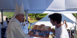 Grupo das paróquias de Loulé ofereceu a D. Manuel Quintas lembrança de “gratidão” pelo testemunho junto dos jovens