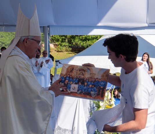 Grupo das paróquias de Loulé ofereceu a D. Manuel Quintas lembrança de “gratidão” pelo testemunho junto dos jovens