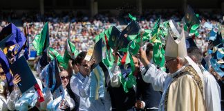 Bispo do Algarve pediu aos finalistas da universidade que passem da “formação” à “missão”