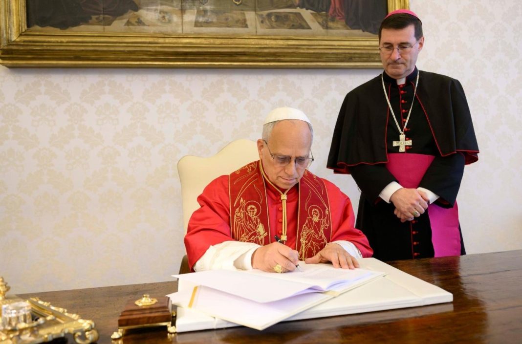 papa_assina_enciclica_Vm2