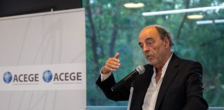 Antigo presidente da ACEGE veio ao Algarve alertar empresários para os custos do “sucesso”